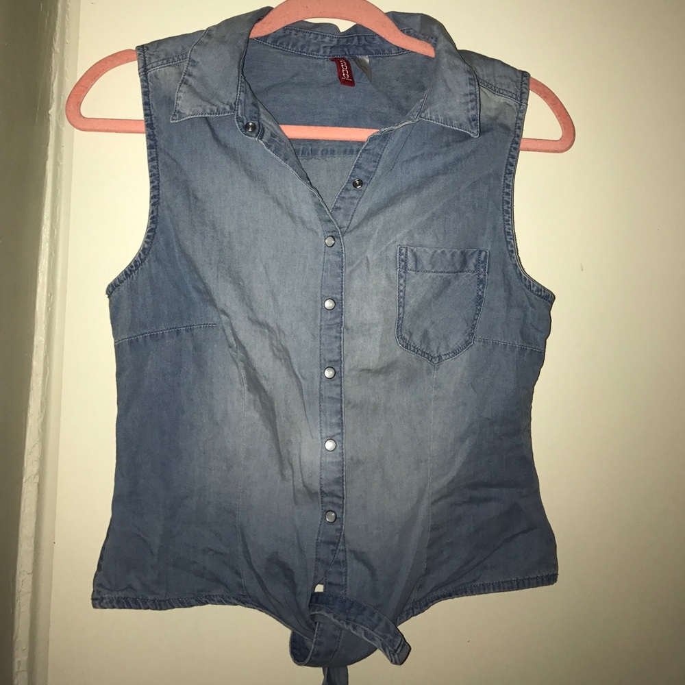 Sleeveless button down top