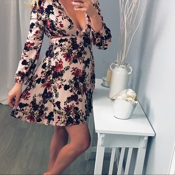 Valentine’s Day Flirty Floral Long Sleeve Dress - Picture 2 of 5