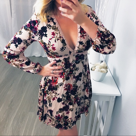 Valentine’s Day Flirty Floral Long Sleeve Dress - Picture 3 of 5