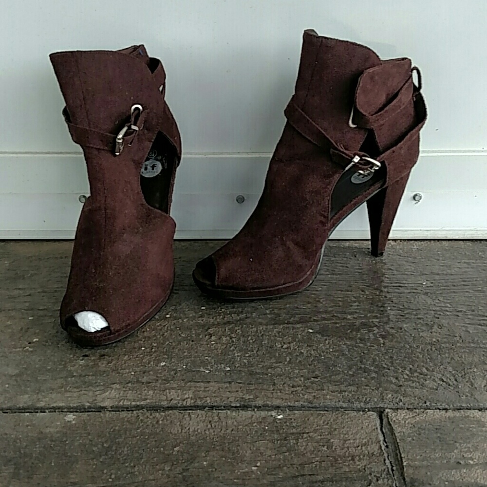Ankle toe out suede boots