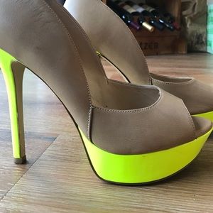 Nude pumps with neon platform