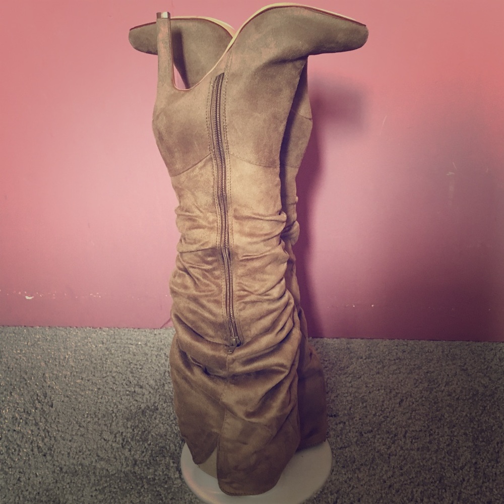 Above the knee tan, suede boots with a heel 👢