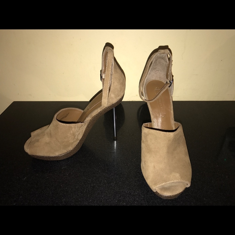 NWOT BCBG Maxazria Suede Ankle Heels