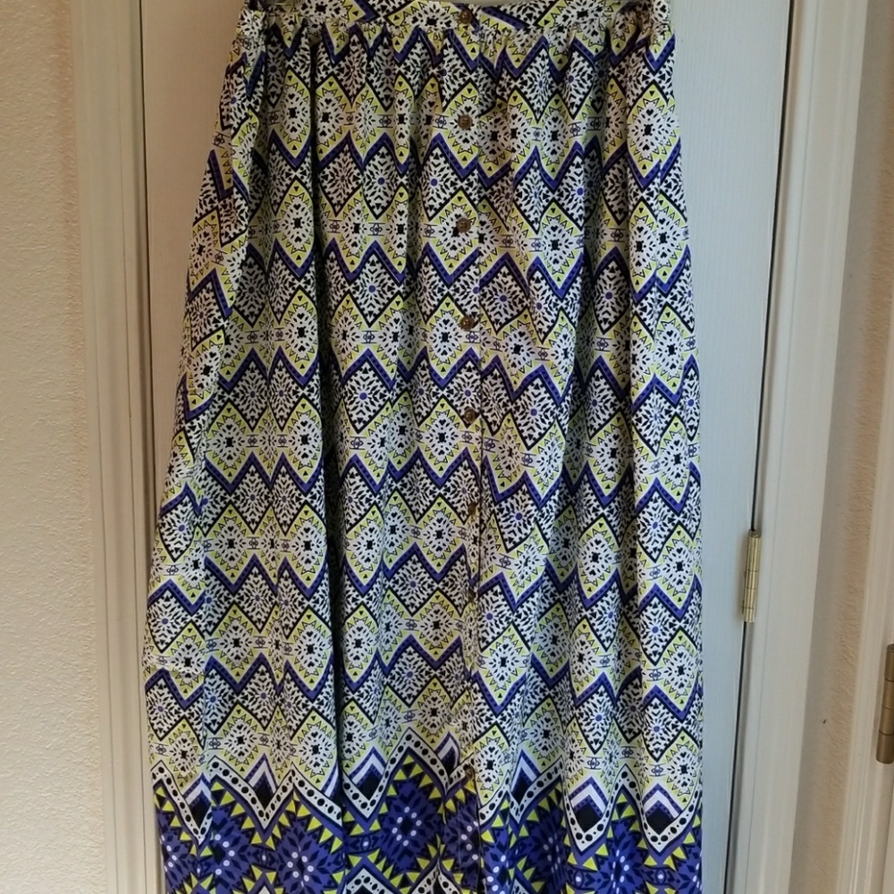 *NWT TRUE DESTINY BUTTON FRONT PRINT SKIRT