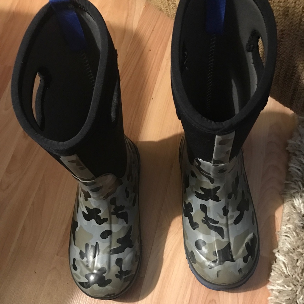 Boys BOGS SZ 2