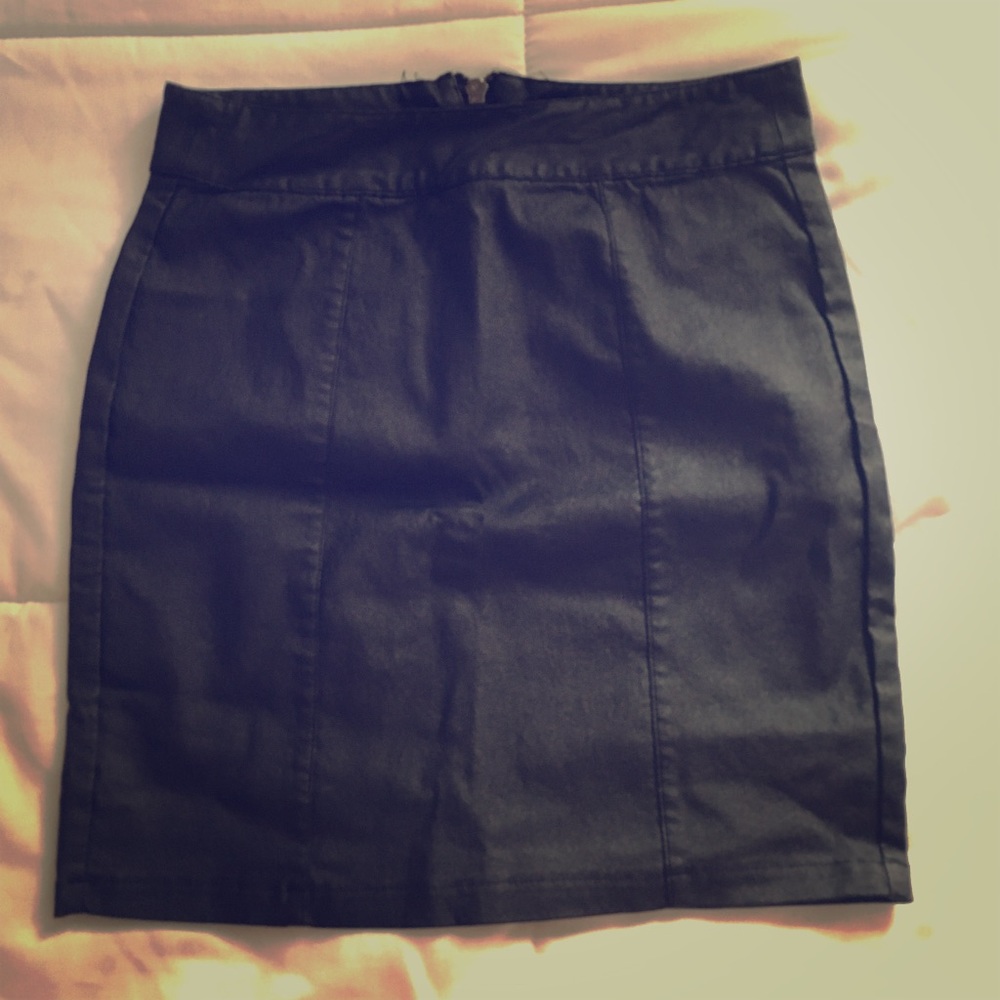 A tight black mini skirt 🖤