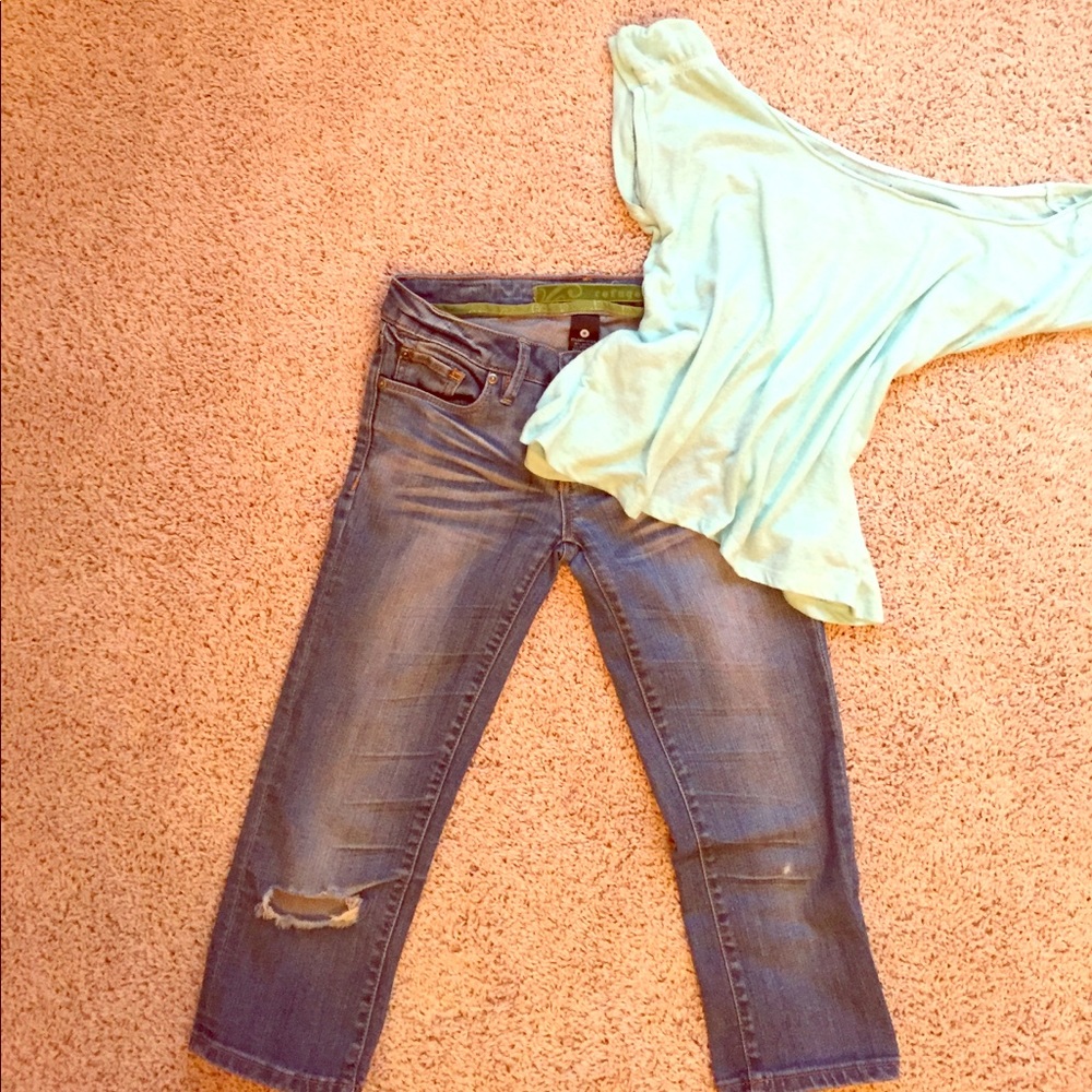 Distressed Capri Jeans.