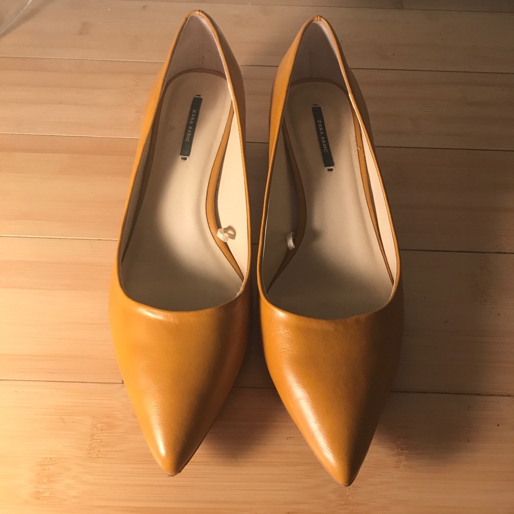 Leather block kitten heel pump