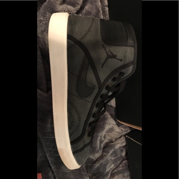 Men's size 8.5 jordans look brand new - Picture 1 of 1