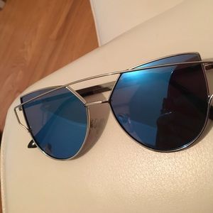Blue flash lens sunglasses