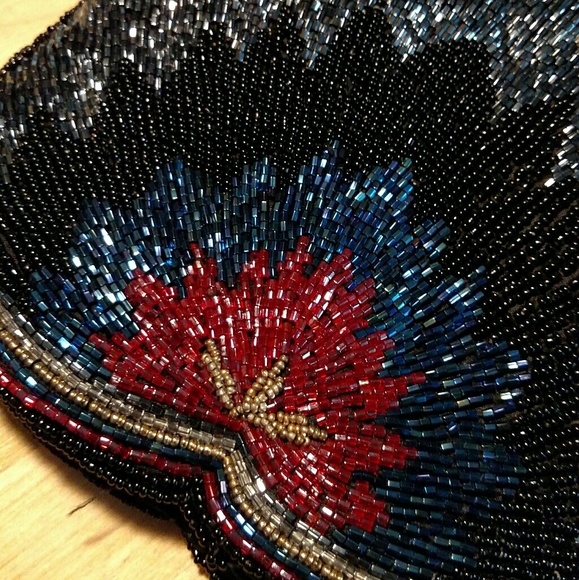 A Jewel of an evening bag - Picture 3 of 4