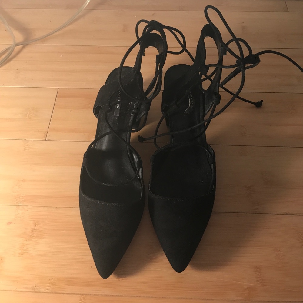 Lace up block heel pump