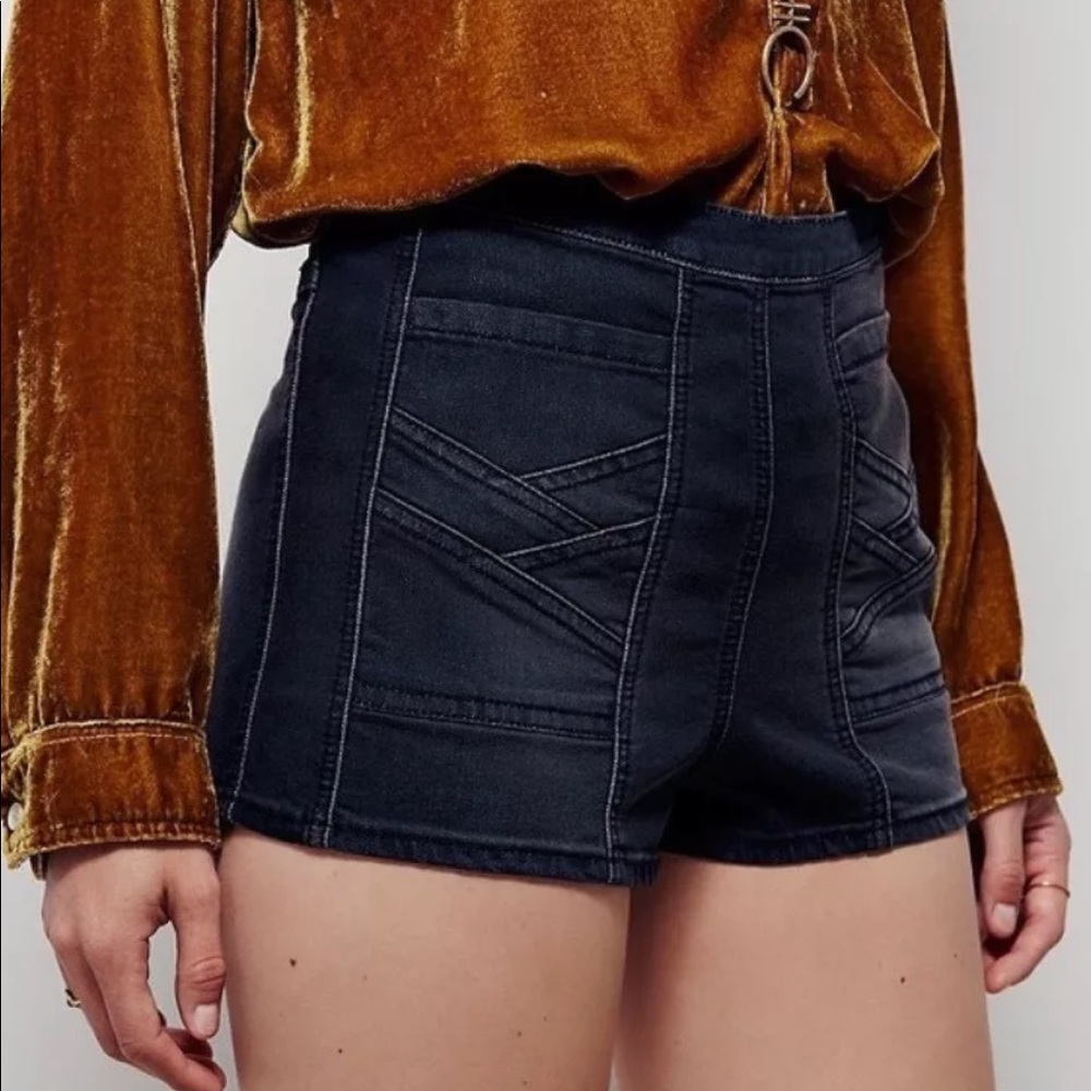 πHP πππ½ NWOT Free People Black Denim Shorts - Picture 2 of 8