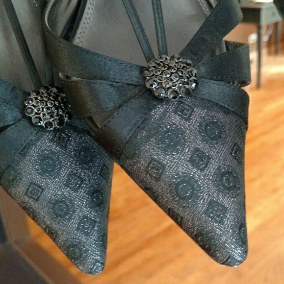 Kitten heels with a addtl photo details of heels - Picture 1 of 7