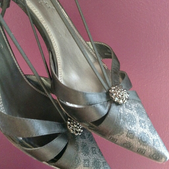 Kitten heels with a addtl photo details of heels - Picture 4 of 7