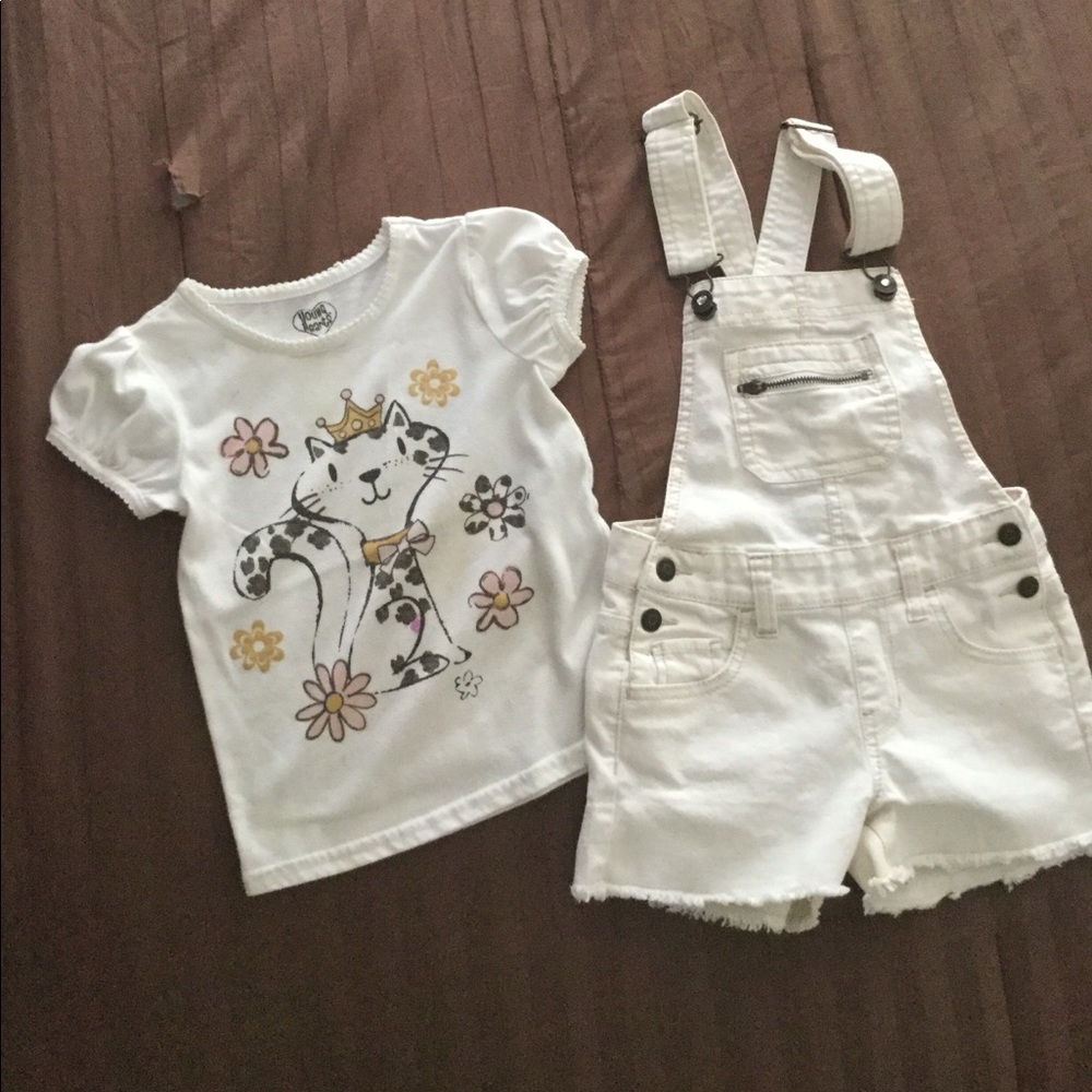Short overalls with matching top. Nice outfit!!