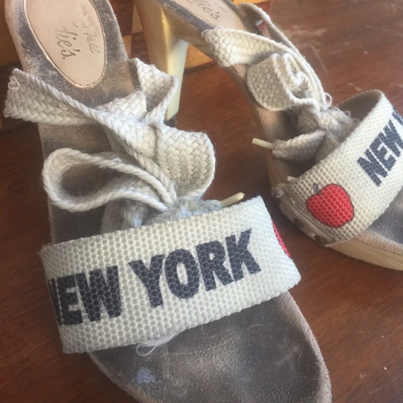 Patricia Fields for Candies "New York" sandals - Picture 3 of 4