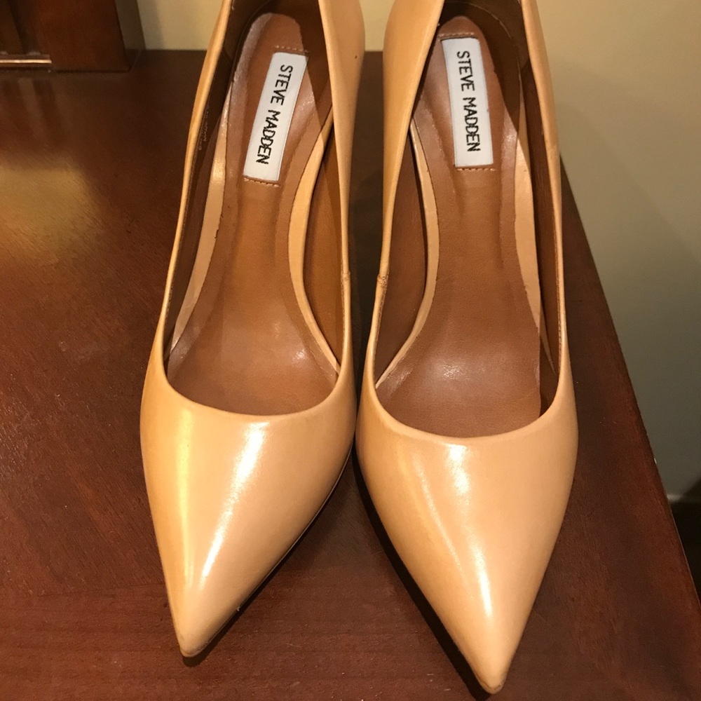 Steve Madden Nude Pumps