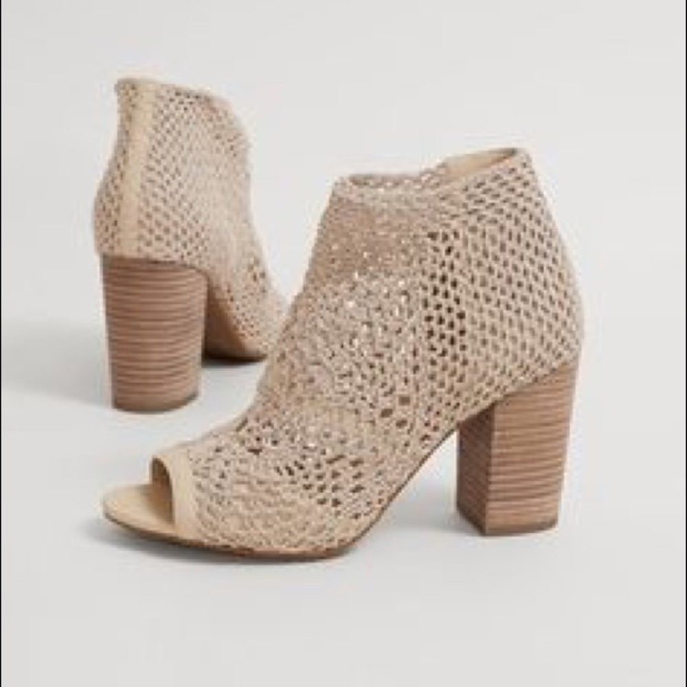 Jessica Simpson crochet bootie