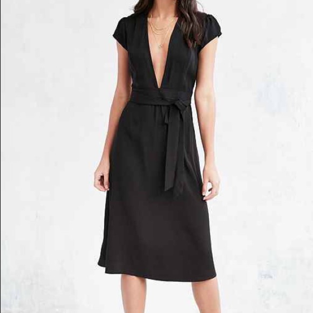 Kimchi Blue - Black Low Cut V Dress