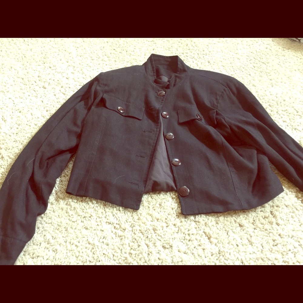 Short blazer with black lining