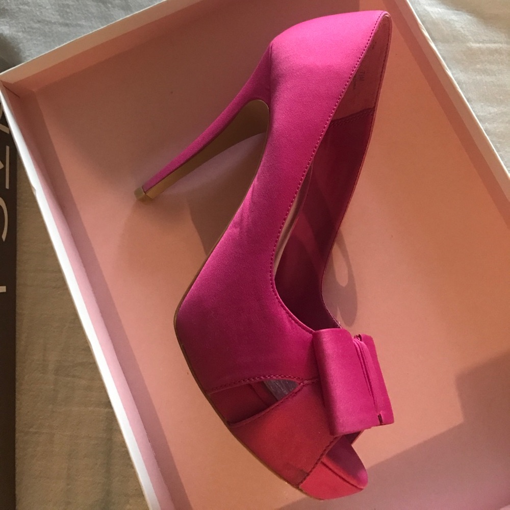 RSVP 7.5 Fuschia satin pumps