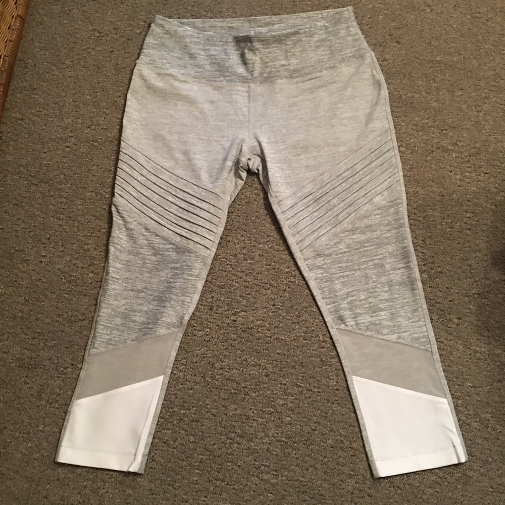 Mondetta Gray and white crop leggings