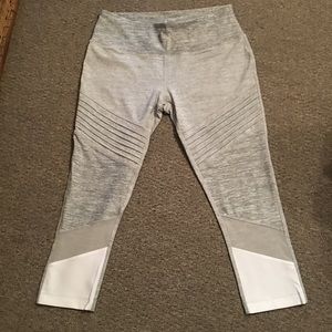 Mondetta Gray and white crop leggings