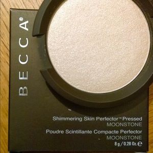 Becca highlighter in color moonstone