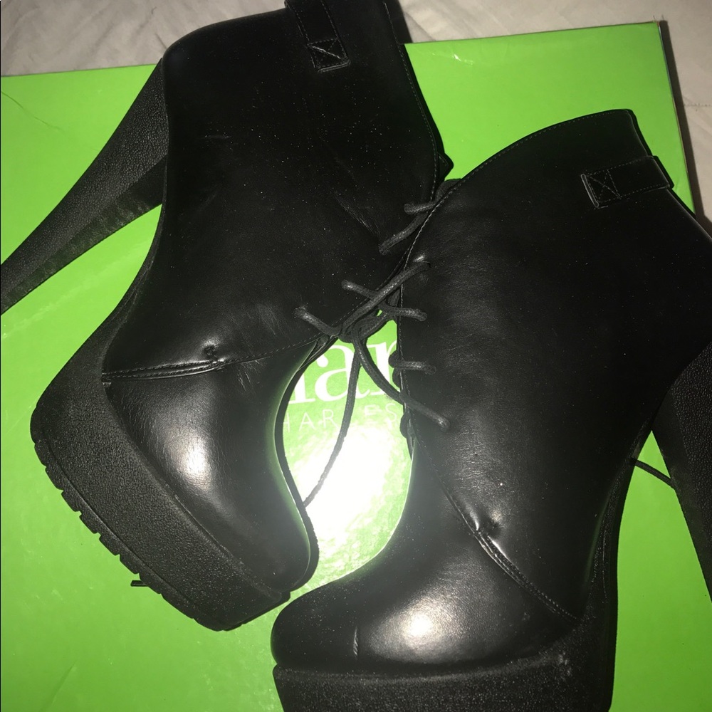 Charles David 7.5 heeled bootie.