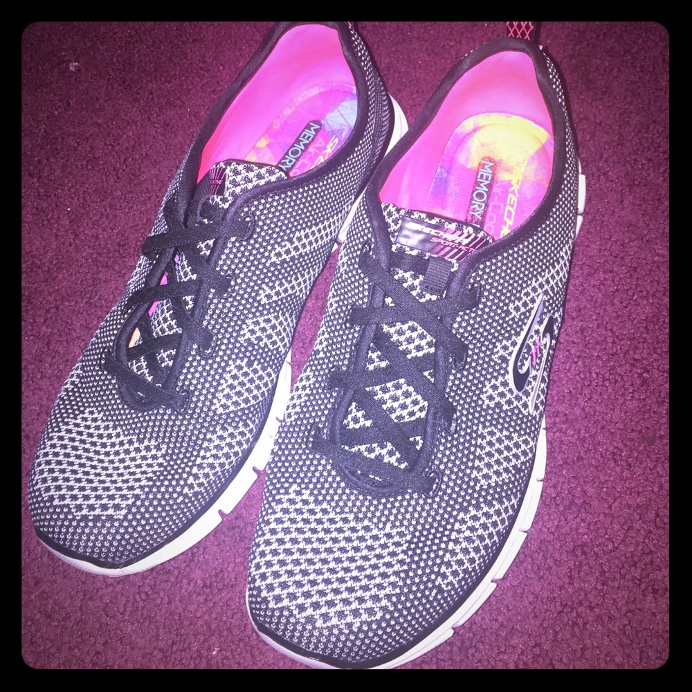 LIKE NEW WOMENS SZ 10 SKECHERS WORN ONCE