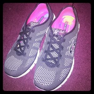 LIKE NEW WOMENS SZ 10 SKECHERS WORN ONCE