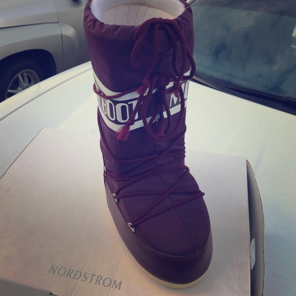 Nordstorm moon boots 9/10.5