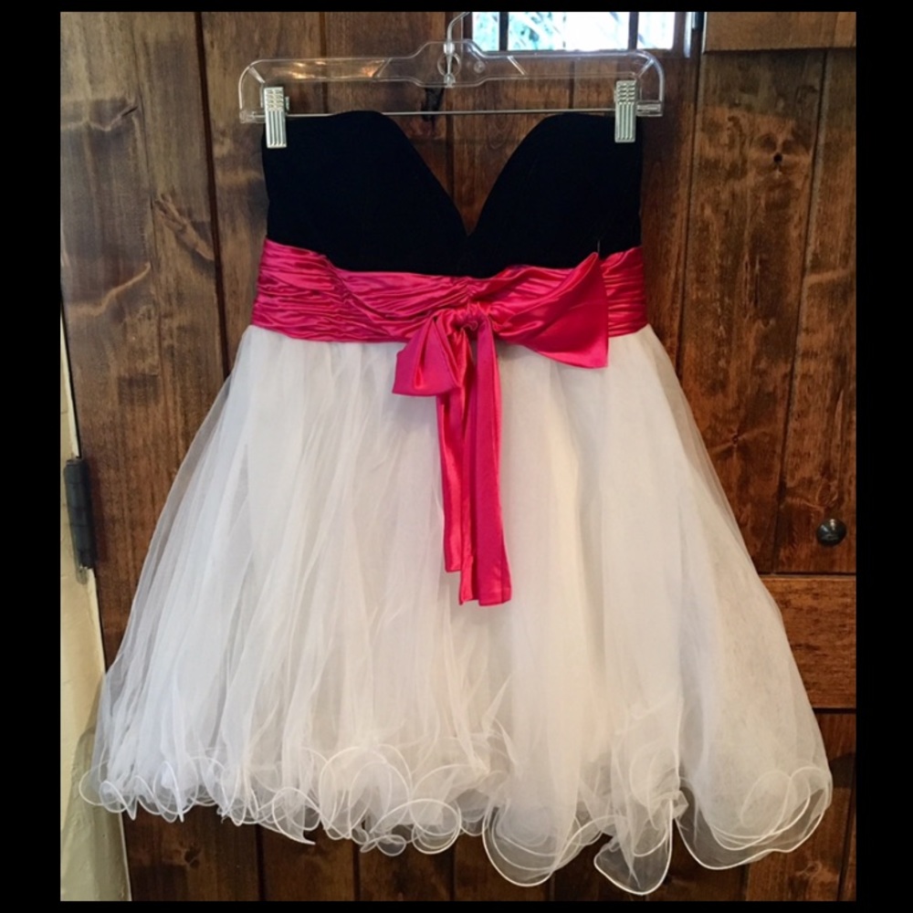 Sherri Hill Size 10 Black Velvet Strapless Dress.