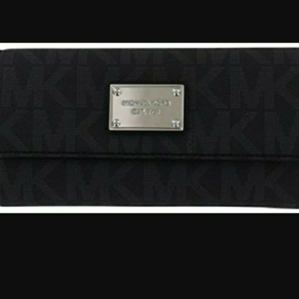 👝This is a beautiful MICHAEL KORS WALLET.