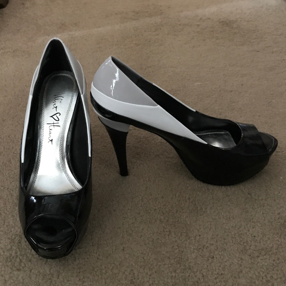Black pumps
