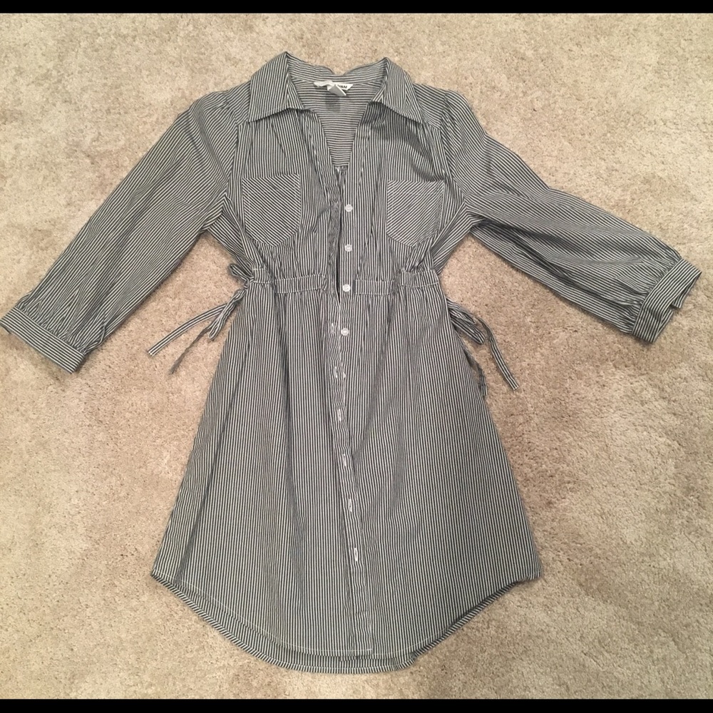 H&M button up quarter length blue white dress