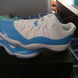 Air jordan 11 lows 9.5