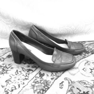 Bandolino 21/2" heel loafer size 10