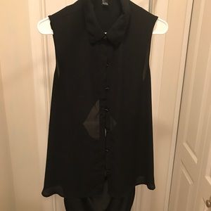 Sleeveless shirt with hollow in the back