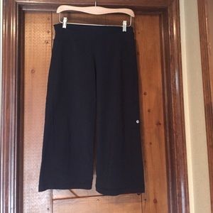 Lululemon like new  wide leg spandex Capri pant!
