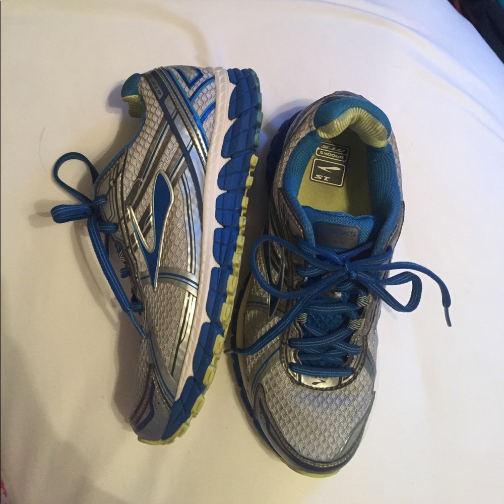 Brooks running tennis shoes