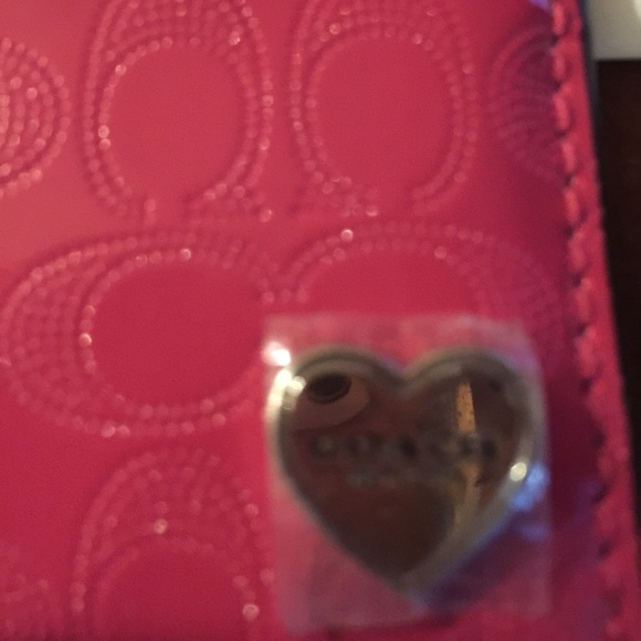 Coach fuscia Patented leather emblem card case - Picture 3 of 4