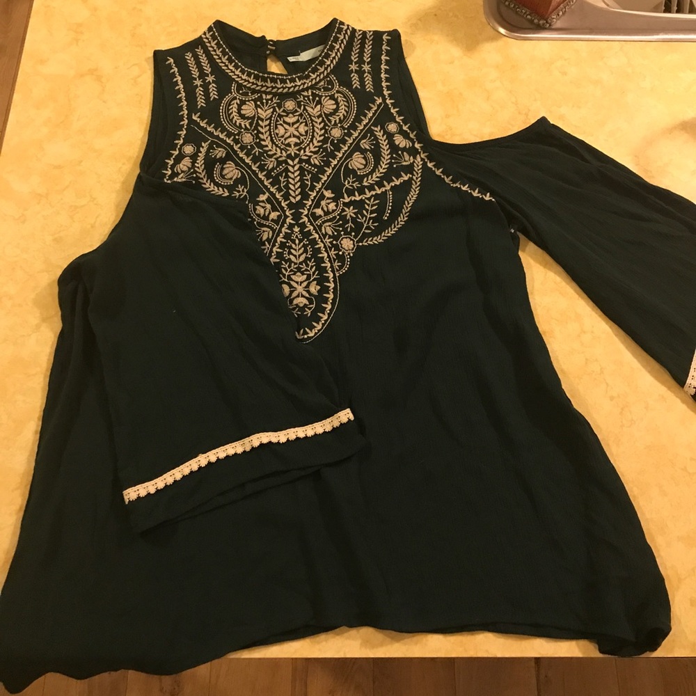 Cold-shoulder top