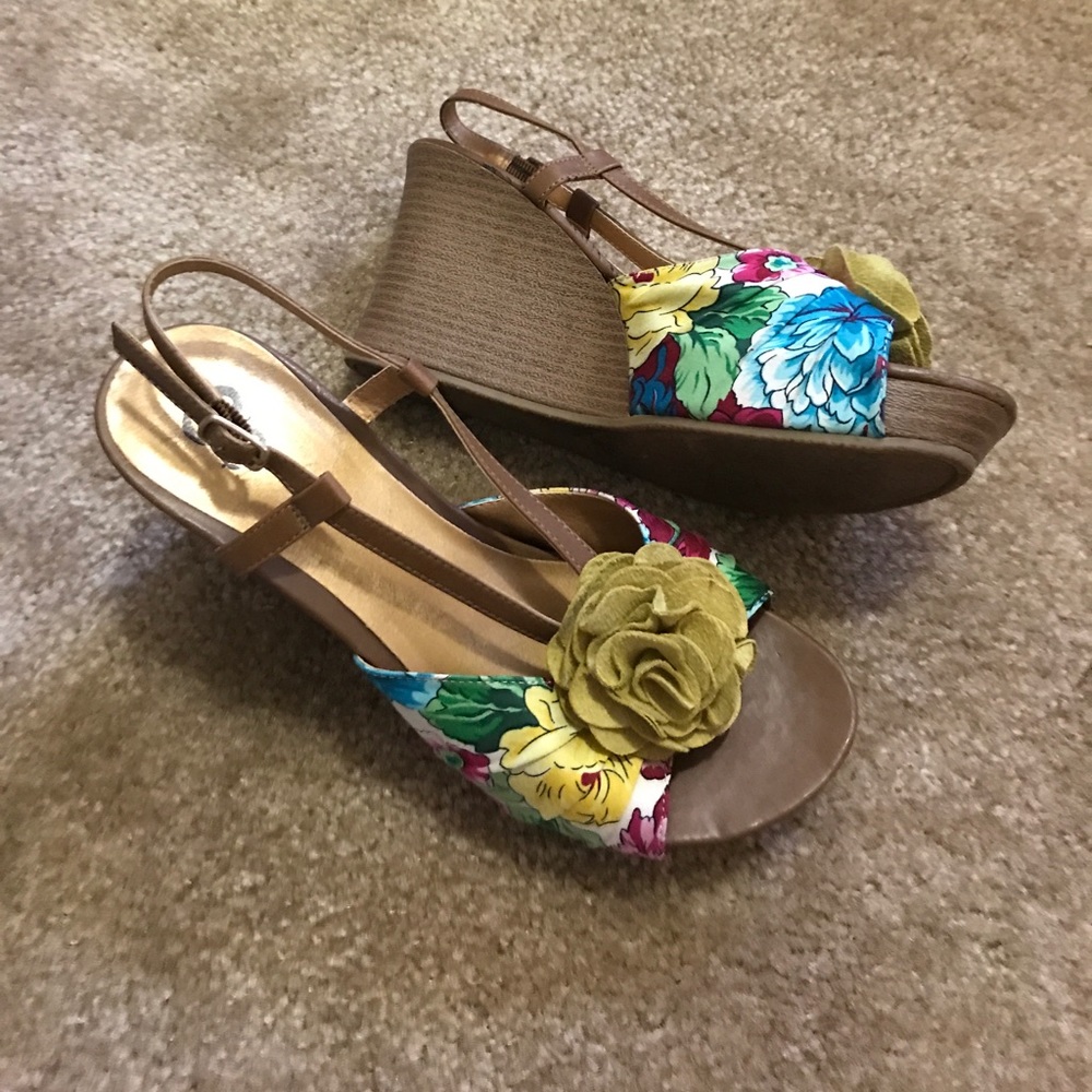 Floral wedge sandals