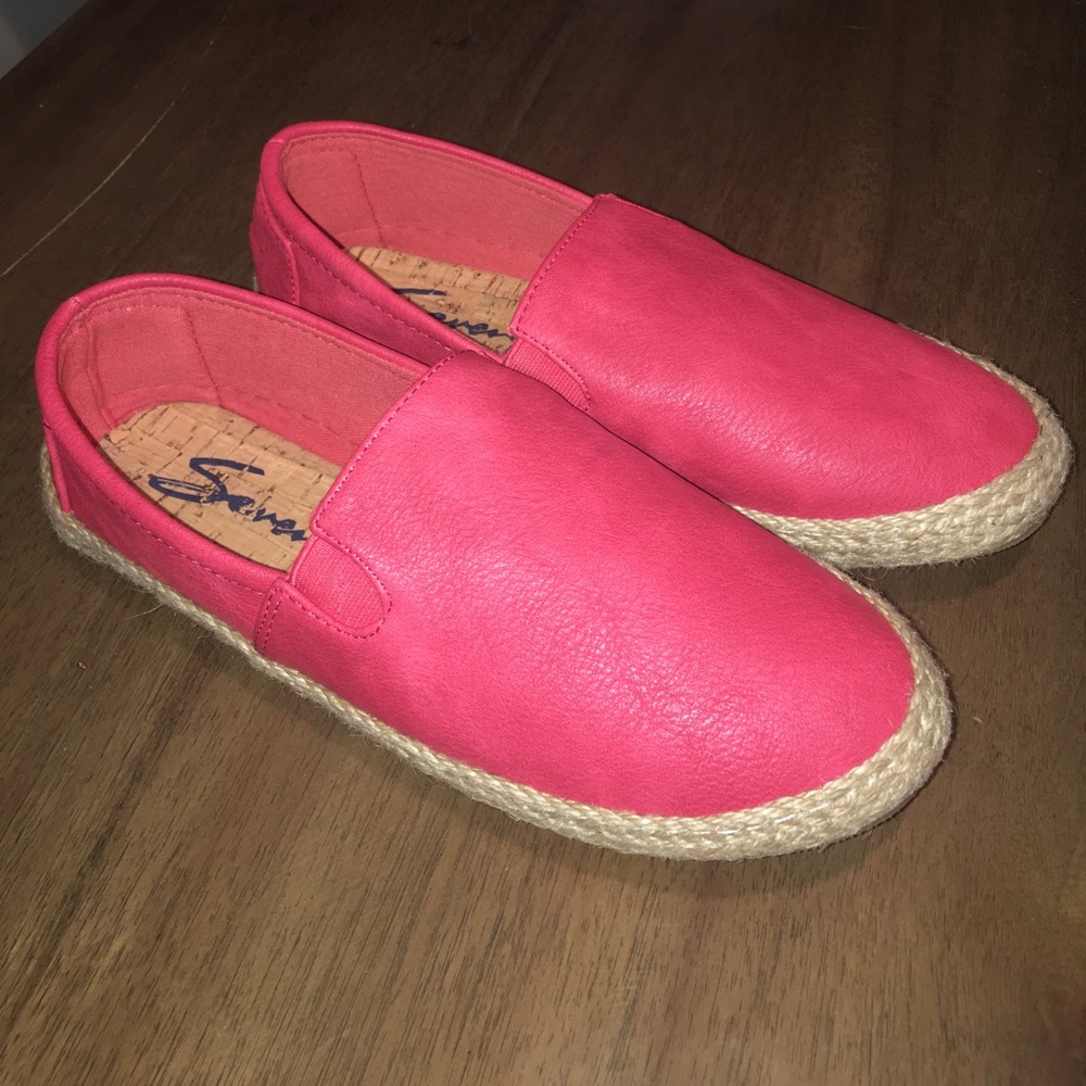 Women's size 9 slip on shoe.