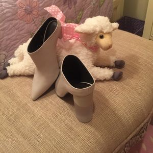 Grey leather with clear heel Pointy toe! Chic!