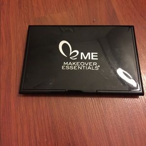 Makeover essentials palette