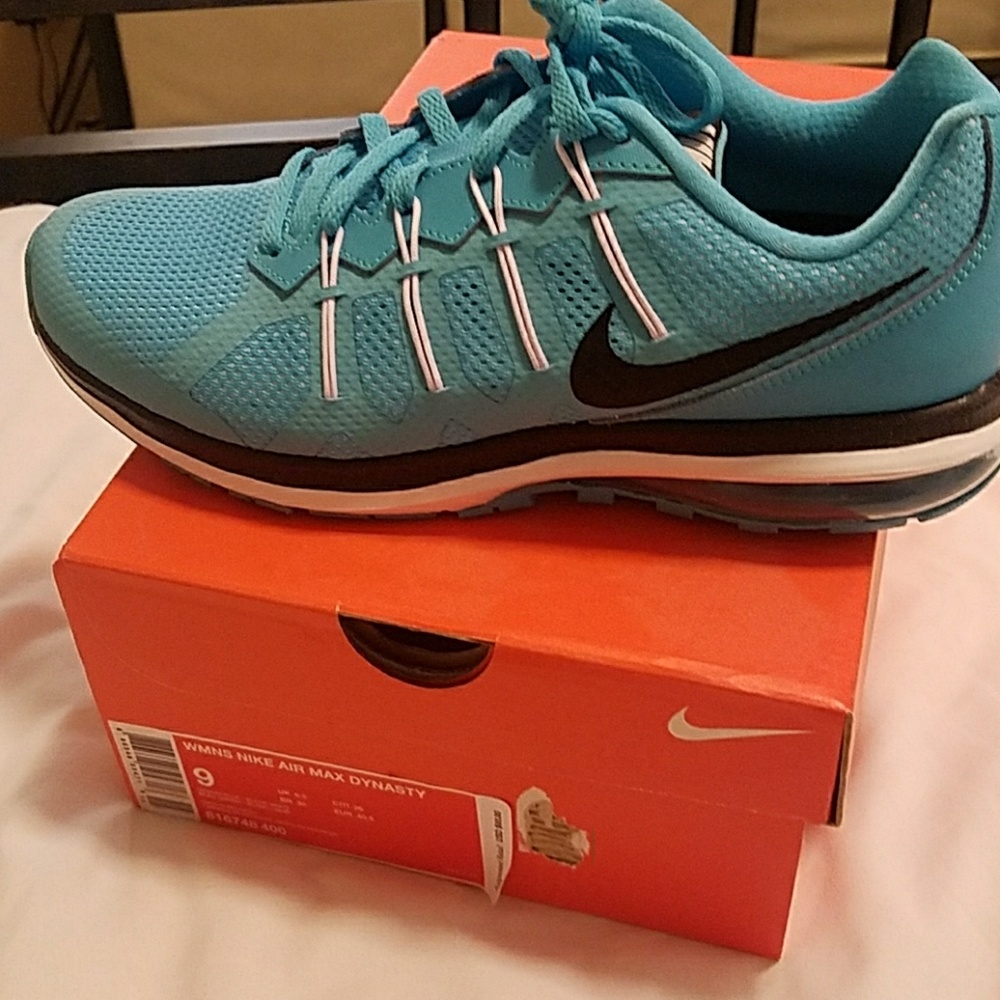 Women's  Nike air max Dynasty size 9
