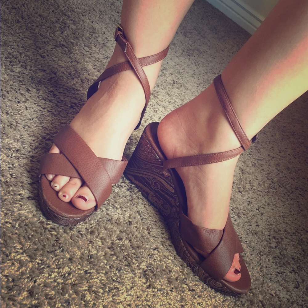 Great condition worn tan wedge scandal